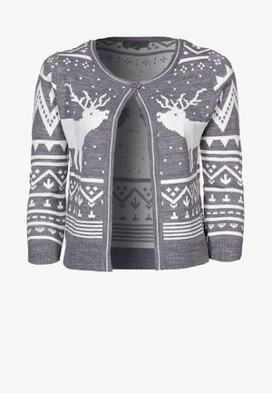 Gilet gris avec des motifs de rennes blancs, des designs géométriques et des accents côtelés. Fermeture à boutons avec un col rond et des manches trois-quarts.