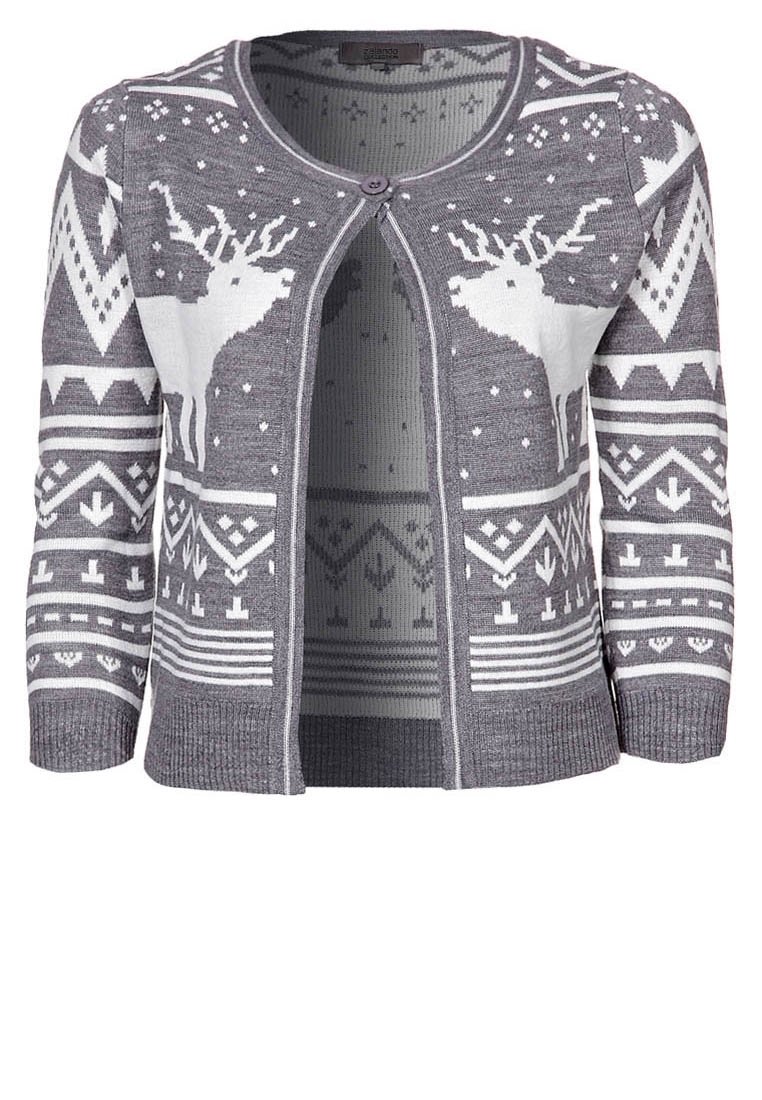 Cardigan grigio con motivi di renne bianchi, design geometrici e dettagli a costine. Chiusura con bottoni e scollatura rotonda con maniche a tre quarti.