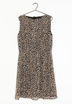Robe sans manches longueur genou avec motif léopard marron, noir et blanc suspendue sur un cintre noir sur fond blanc.