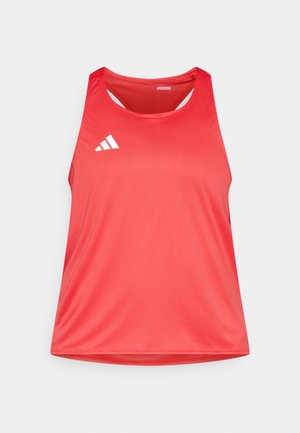 Röd sporttopp i slät, lättviktig tyg. Har rund halsringning, racerback-design och vitt logodetalj på framsidan.