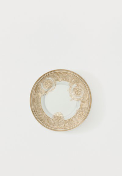 Στρογγυλό λευκό πιάτο με περίτεχνα χρυσά ανθικά σχέδια και διακοσμητικά κατά μήκος της άκρης πάνω σε απλό λευκό φόντο.