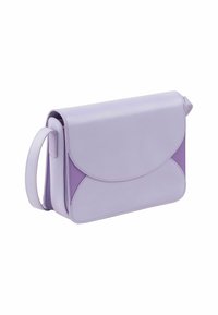 Borsa a tracolla in pelle lilla con chiusura a patta, caratterizzata da un pannello lilla più chiaro e una tracolla removibile. Texture liscia e design minimalista.