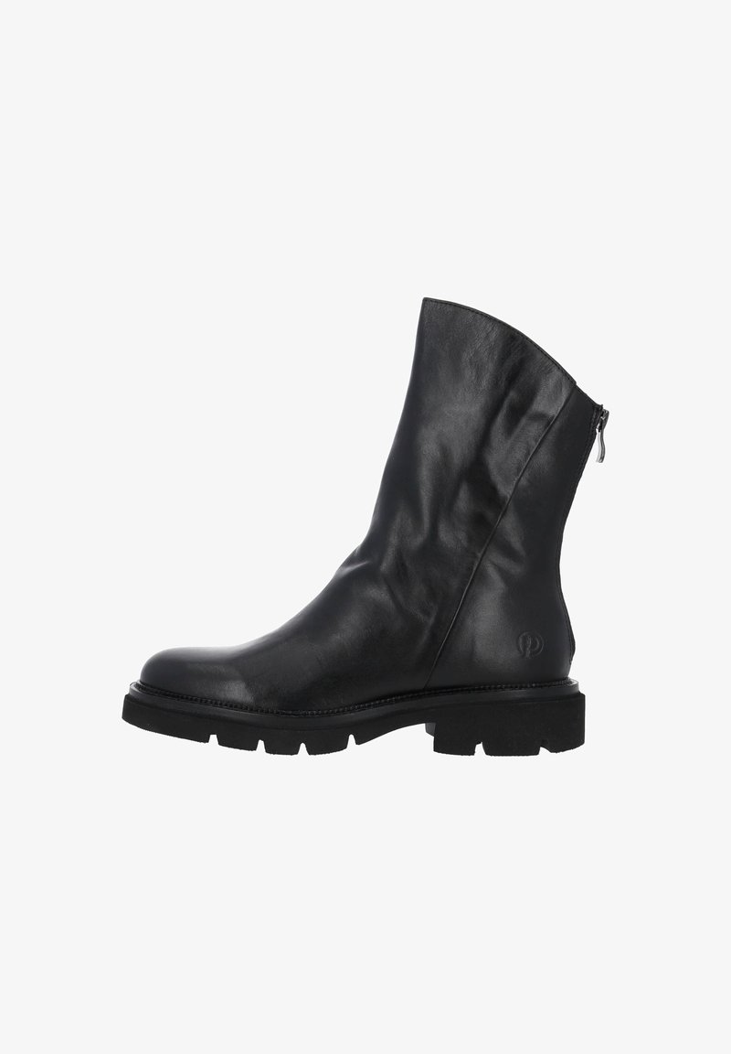 Botte noire en cuir mi-mollet avec bout arrondi, semelle épaisse à crampons et fermeture éclair à l'arrière sur fond blanc.