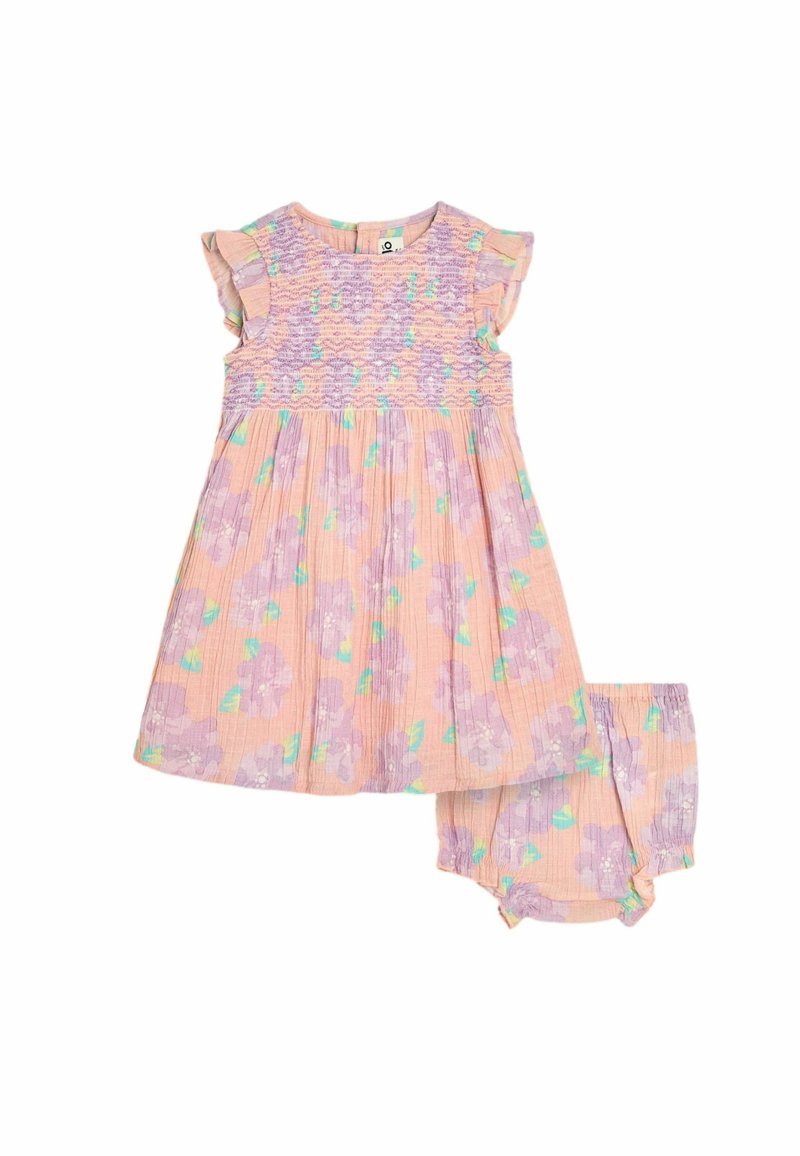 Conjunto de vestido floral que presenta un color rosa con flores moradas, corsé fruncido y mangas con volantes. Incluye braguitas a juego. Material de algodón.