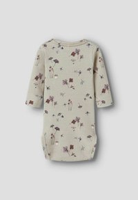 Body in cotone beige a maniche lunghe per neonati, con bottoni a pressione e stampa su tutta la superficie di piccoli funghi, trifogli e delicate fiori di campo in colori tenui.