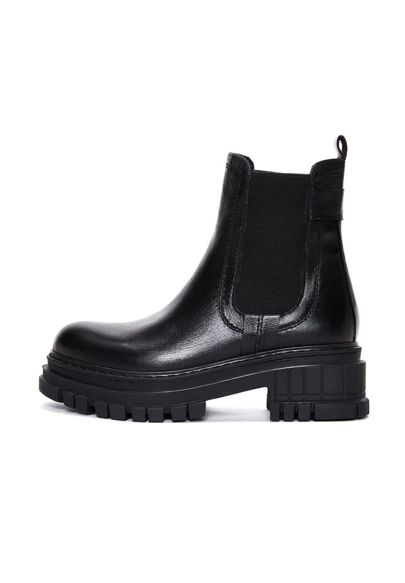 Gli stivali Chelsea in pelle nera presentano pannelli laterali in elastico, un manico e una suola in gomma spessa e testurizzata per una buona aderenza e stabilità.