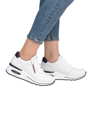 Hvid sneaker med en glat læderoverdel, snørrebånd foran og lynlås i siden. Har en polstret krave, marineblå detaljer og en luftpolstret sål.