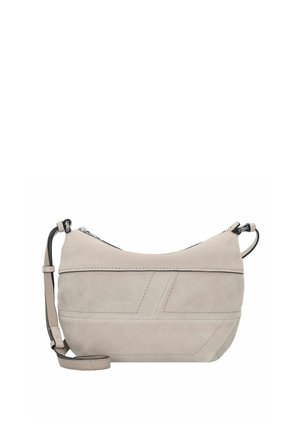 Beige Wildleder Umhängetasche mit einem geschwungenen Design, gesteppten Details, verstellbarem Riemen und Reißverschluss. Glatte Textur und minimalistisches Design.