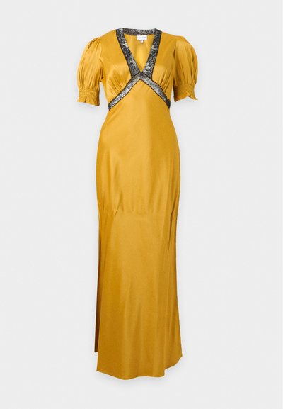 Robe longue en satin jaune moutarde avec manches courtes bouffantes et bordure en dentelle noire le long du décolleté en V profond et sous la poitrine.