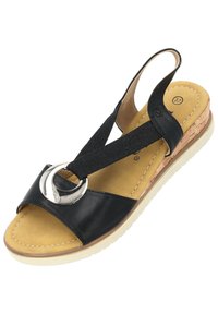 Schwarze Slingback-Sandale mit einer Kork-Zwischensohle, ausgestattet mit einem silbernen, runden Hardware-Akzent und dehnbaren Stoffriemen für einen sicheren Sitz.