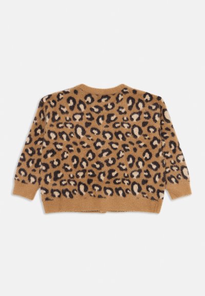 Leopardenmuster-Pullover in Beige, mit einer weichen Textur, langen Ärmeln, rundem Ausschnitt und geripptem Saum. Mit schwarzen und cremefarbenen Flecken verziert.