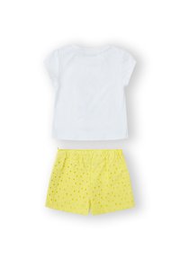Camiseta blanca de manga corta con cuello redondo combinada con pantalones cortos amarillos que presentan patrones de lunares en relieve y una cinturilla elástica.