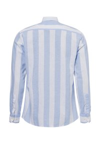 Langärmliges Hemd mit hellblauen und weißen Streifen aus Leinen, mit klassischem Kragen und Knopfdetails an den Manschetten.