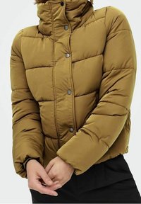 Brązowa kurtka puchowa z wysokim kołnierzem, posiadająca pikowaną fakturę, zatrzaski i krótki fason. Miękka tekstura i ocieplany materiał.
