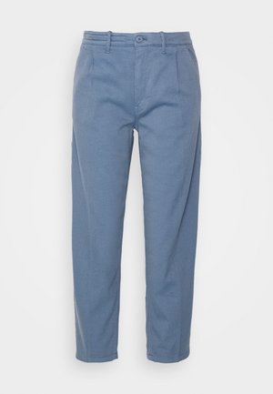 Pantalon en velours côtelé bleu clair pour hommes, avec fermeture à bouton et zip, passants pour ceinture et poches latérales, présenté sur un fond blanc uni.