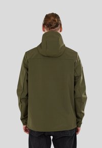 Veste vert olive avec capuche, poignets élastiques et finition lisse et mate. Conçue pour un ajustement décontracté, mettant en avant un style minimaliste.
