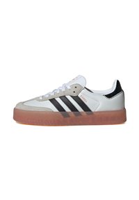 Szare i białe sneakersy z czarnymi paskami, gumową podeszwą, wykonane z zamszu i skóry, z retro designem i pomarańczowym detalem z logo.