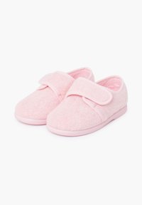 Zapatillas de color rosa claro, confeccionadas con un tejido suave y texturizado, que cuentan con una correa de velcro, forma redondeada y una suela acolchada.