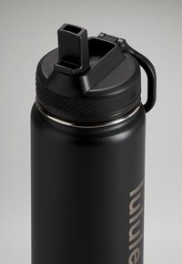Bouteille d'eau isolée noire avec un couvercle à large ouverture, une poignée de transport et une zone de prise texturée. Présente un accent métallique autour du couvercle.