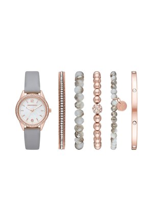 Roségouden horloge met een grijze leren band, omlijst door vijf armbanden met kralen en strass in grijs en roségoud.