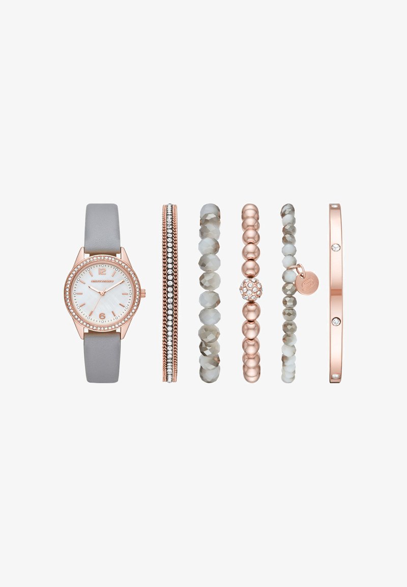 Montre en or rose avec bracelet en cuir gris, encadrée par cinq bracelets perlés et ornés de strass dans des tons gris et or rose.