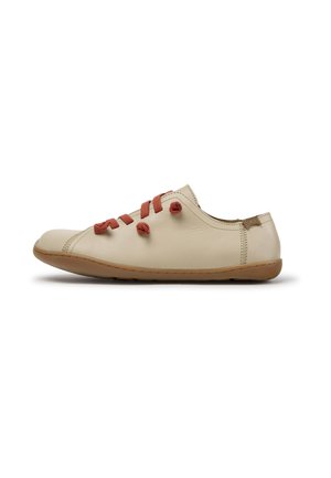 Beige læder afslappet sko med brun gummisål og røde snørebånd, vist fra siden på en hvid baggrund.