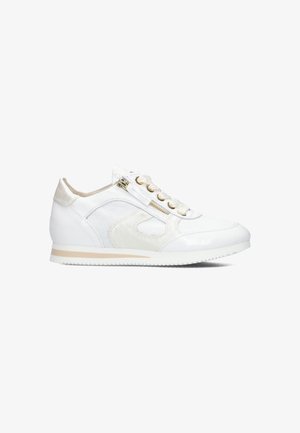 Witte lage sneaker met gemengde leren en mesh panelen, gouden rits en klinknagels, witte veters en een beige gestreepte rubberen zool.