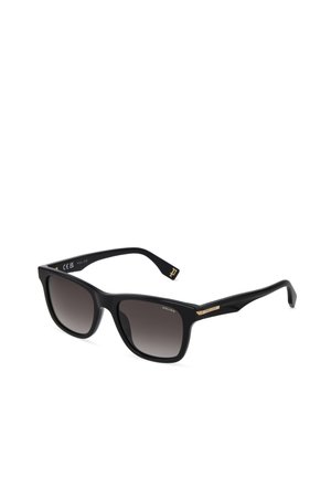 Gafas de sol rectangulares negras con lentes de gradiente oscuro y patillas finas con pequeños detalles dorados y marca.