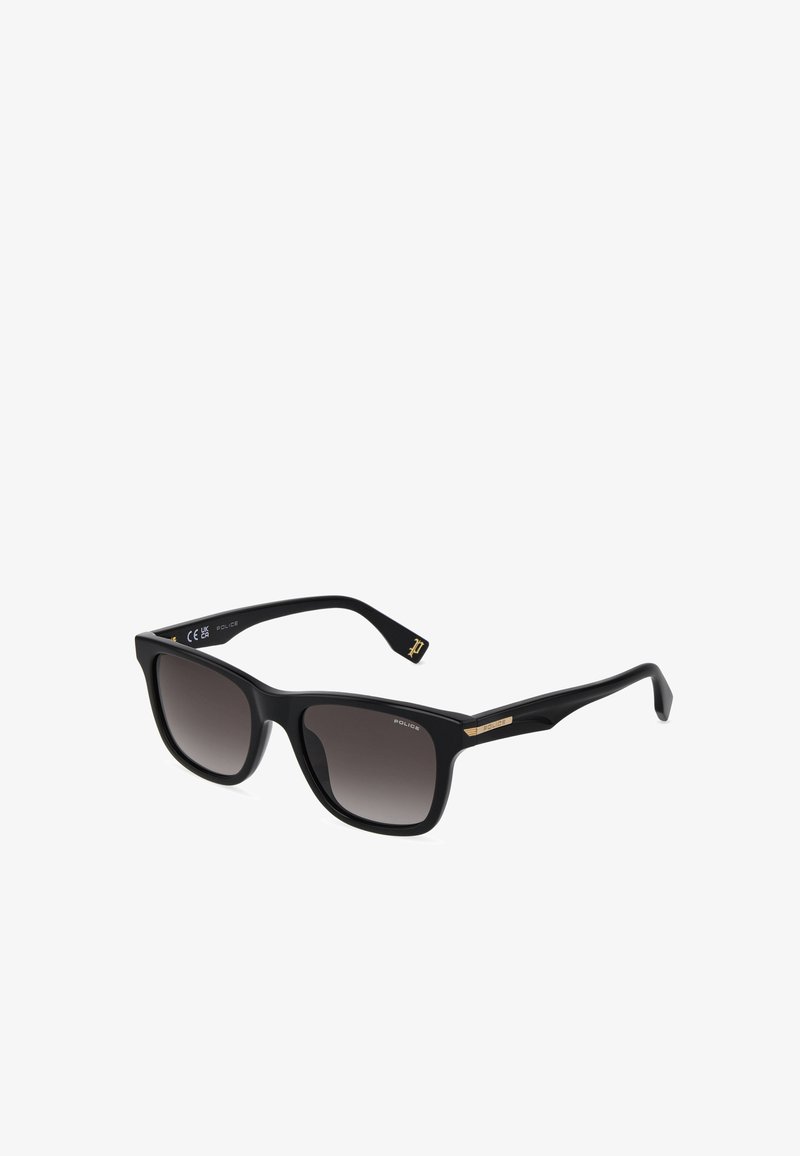 Lunettes de soleil rectangulaires noires avec verres à dégradé sombre et branches fines avec petits accents dorés et marquage.