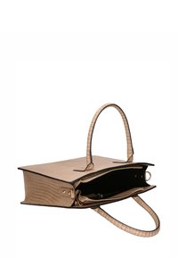 Borsa a mano in pelle di colore beige con stampa a forma di coccodrillo, dalla forma strutturata, apertura con zip e due manici intrecciati. L'interno presenta un rivestimento nero.