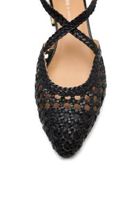 Scarpa in pelle intrecciata nera con punta affilata, dotata di cinturini incrociati e motivi ritagliati nella parte superiore per favorire la traspirabilità.