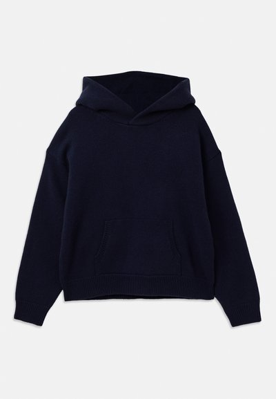 Sweat à capuche bleu marine en tissu doux. Dispose d'une poche frontale et de poignets et d'un ourlet côtelés. Coupe ample avec épaules basses.