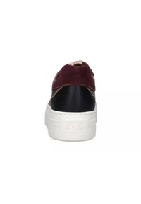 Baskets avec un dessus en daim bordeaux, un dos en cuir noir et une semelle en caoutchouc blanc. Présente des accents de couture et un logo sur le talon.