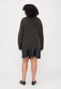 Vero Moda Curve VMCBOOM brązowy