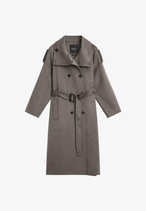 Lungo cappotto grigio in lana doppiopetto con ampio colletto, cintura in vita, spalline e tasche laterali.