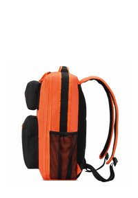 Zaino arancione con dettagli neri, caratterizzato da un design imbottito, spallacci regolabili, molteplici scomparti e una tasca laterale in rete.