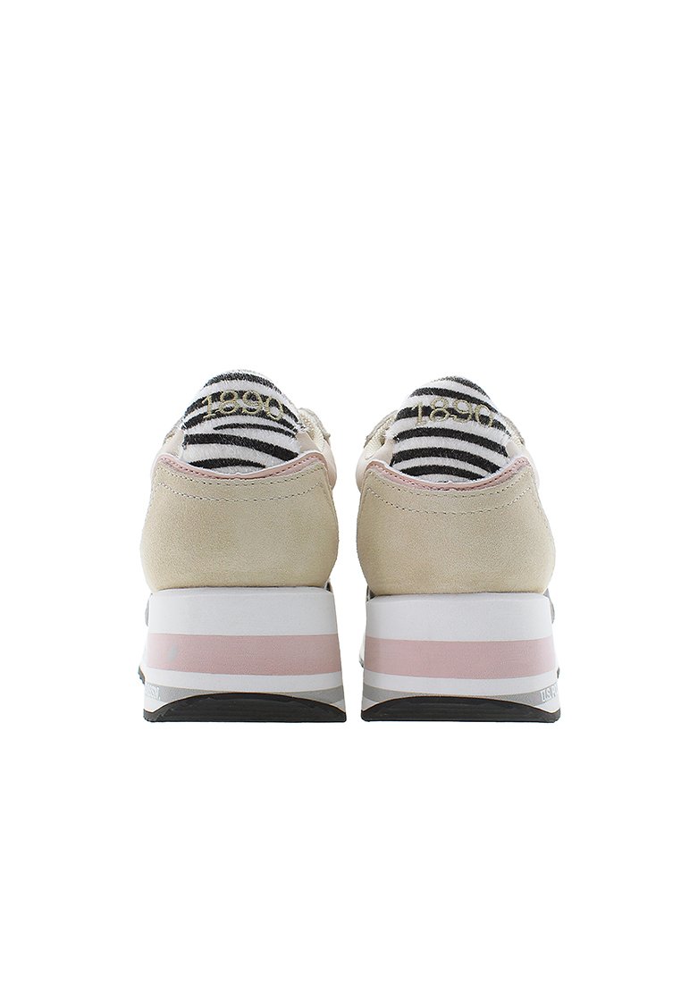 Sneaker mit einem hellbraunen Wildleder-Obermaterial, gestreiftem Stoffzunge und einer weiß/pinken Schichtsohle. Verfügt über minimalistisches Branding auf der Rückseite.