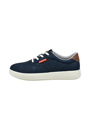 Marineblaue Freizeitsneaker mit weißen Schnürsenkeln, perforiertem Obermaterial, braunem Fersenband und dicker weißer Sohle, Seitenansicht.