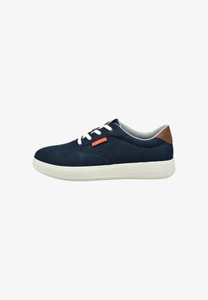 Marineblaue Freizeitsneaker mit weißen Schnürsenkeln, perforiertem Obermaterial, braunem Fersenband und dicker weißer Sohle, Seitenansicht.