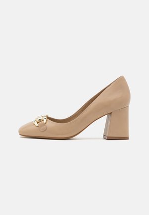Escarpin à talon haut en cuir beige avec un bout pointu, détail de boucle dorée et un talon épais avec un accent contrastant. Texture lisse sur l'ensemble.