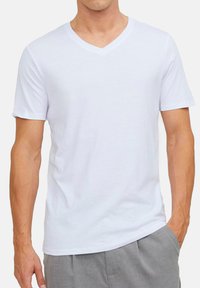 Hvid kortærmet V-hals t-shirt lavet af blødt stof, med en klassisk pasform og glat tekstur, uden synlige mønstre eller accenter.