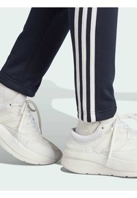adidas Sportswear ESSENTIALS 3-STRIPES - Trenirka - legend ink   white