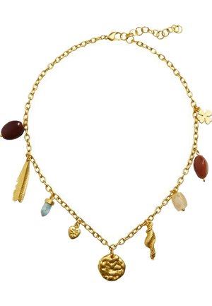 Kultainen ketjukaulakoru, jossa on erilaisia riipuksia, kuten sulka, kiviä, sydän, teksturoitu kolikko, simpukka ja nelilehtinen apila.