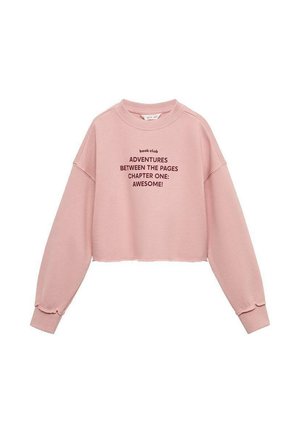 Rosa, kurze Sweatshirt aus weichem Stoff mit langen Ärmeln. Die Vorderseite zeigt schwarzen Text: "Buchclub ABENTEUER ZWISCHEN DEN SEITEN KAPITEL EINS: GENIAL!"