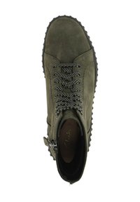 Bottines en daim vert olive avec un bout rond, semelle noire striée et lacets à motif noir et blanc. Fermeture éclair sur le côté pour un enfilage facile.