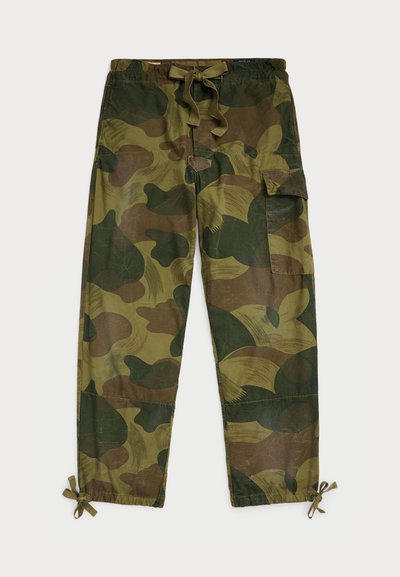 Polo Ralph Lauren BEACHCOMBER RELAXED CAMO CARGO PANT - Hlačami s stranskimi žepi - paint stroke
