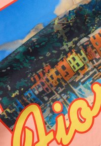 Eșarfă din mătase cu un imprimeu colorat de peisaj, cu clădiri lângă un canal, accentuată de un text îndrăzneț "Aio" în partea de jos.