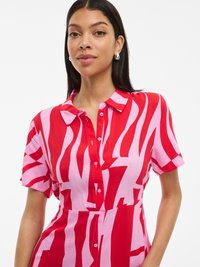 Lühikeste varrukatega kleit, millel on julge punase ja roosa abstraktse triibumustriga, krae disain ja nööpide eesdetail, valmistatud kerge materjali. 