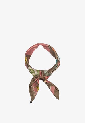 Pañuelo cuadrado de seda con un patrón abstracto multicolor anudado de forma suelta sobre un fondo blanco.