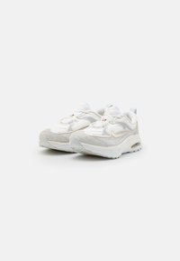 Hvide atletiske sneakers lavet af mesh og suede. Rund tå, polstret krave og subtile grå accenter. Har en synlig luftenhed i sålen.